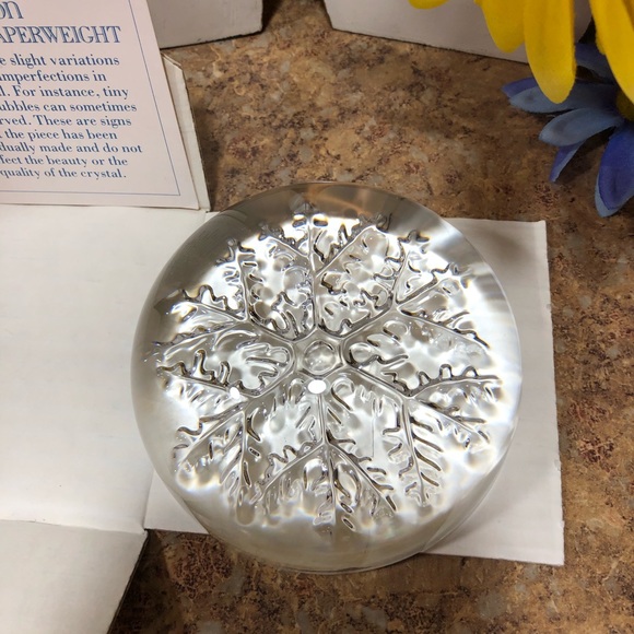Vintage Avon Individually Made Crystal Snowflake Paperweight In Original Box - Picture 9 of 16